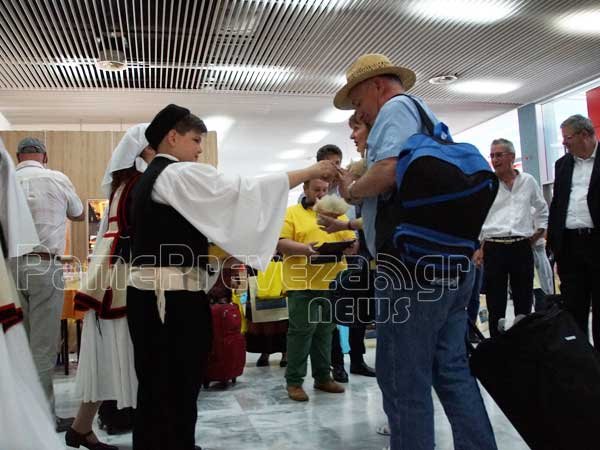 Με συρτάκι υποδέχθηκαν τους πρώτους Βρετανούς τουρίστες στο Άκτιο [βίντεο & εικόνες] | iefimerida.gr 2