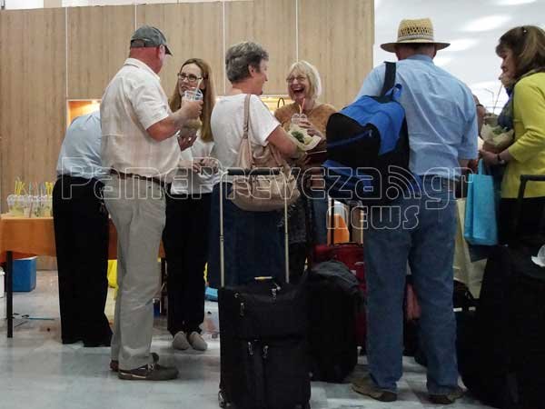 Με συρτάκι υποδέχθηκαν τους πρώτους Βρετανούς τουρίστες στο Άκτιο [βίντεο & εικόνες] | iefimerida.gr 3