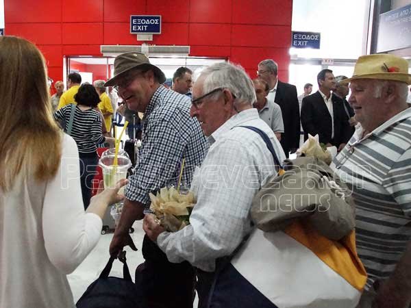 Με συρτάκι υποδέχθηκαν τους πρώτους Βρετανούς τουρίστες στο Άκτιο [βίντεο & εικόνες] | iefimerida.gr 4