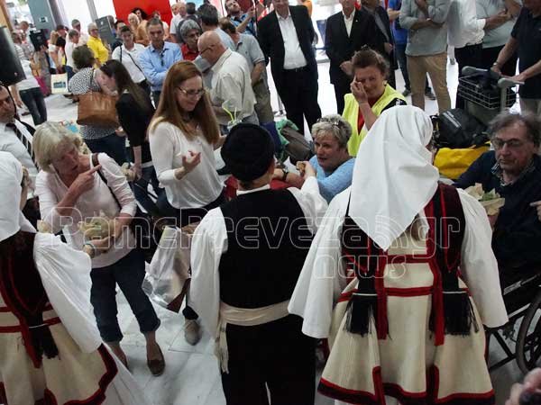 Με συρτάκι υποδέχθηκαν τους πρώτους Βρετανούς τουρίστες στο Άκτιο [βίντεο & εικόνες] | iefimerida.gr 5