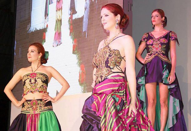 Η πανέμορφη Μυτιληνιά που ξετρέλανε Τουρκάλα σχεδιάστρια -Συμμετείχε σε επίδειξη μόδας [εικόνες] | iefimerida.gr 1