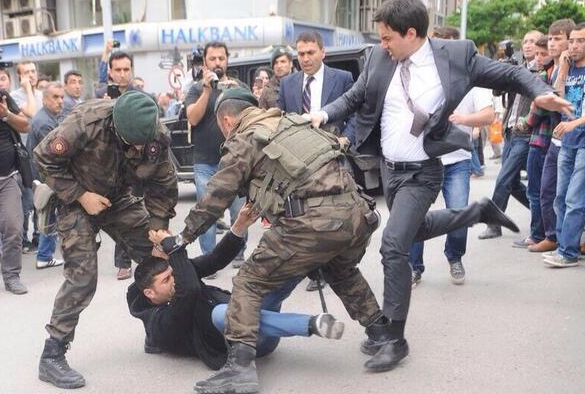 Εικόνες σοκ από την φλεγόμενη Τουρκία μετά την τραγωδία στο ορυχείο -Ο φυγαδευμένος Ερντογάν και τα σοβαρά επεισόδια [βίντεο] | iefimerida.gr 2