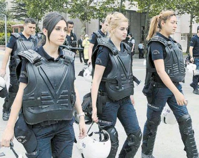 Οι γυναίκες «άγγελοι» της τουρκικής αστυνομίας -Κανένας διαδηλωτής δεν θέλει να πέσει στα χέρια τους [εικόνα] | iefimerida.gr 0