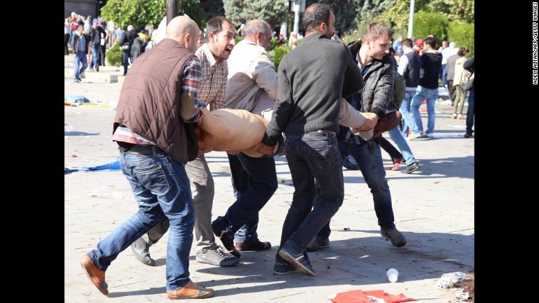 Χάος και οργή στην Αγκυρα -Τουλάχιστον 95 νεκροί από τη διπλή έκρηξη [εικόνες &amp; βίντεο] | iefimerida.gr 1