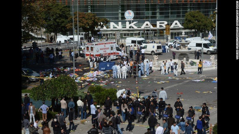 Χάος και οργή στην Αγκυρα -Τουλάχιστον 95 νεκροί από τη διπλή έκρηξη [εικόνες &amp; βίντεο] | iefimerida.gr 2