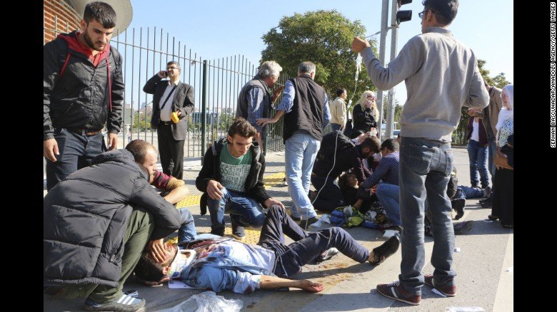 Χάος και οργή στην Αγκυρα -Τουλάχιστον 95 νεκροί από τη διπλή έκρηξη [εικόνες &amp; βίντεο] | iefimerida.gr 3