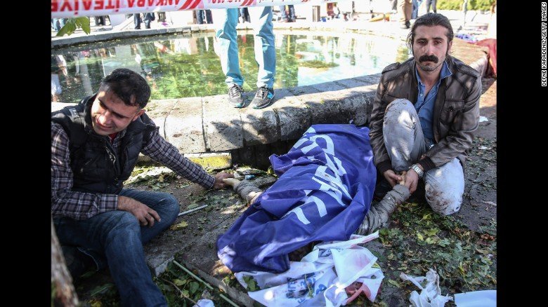 Χάος και οργή στην Αγκυρα -Τουλάχιστον 95 νεκροί από τη διπλή έκρηξη [εικόνες &amp; βίντεο] | iefimerida.gr 4