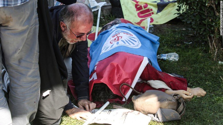 Χάος και οργή στην Αγκυρα -Τουλάχιστον 95 νεκροί από τη διπλή έκρηξη [εικόνες &amp; βίντεο] | iefimerida.gr 5