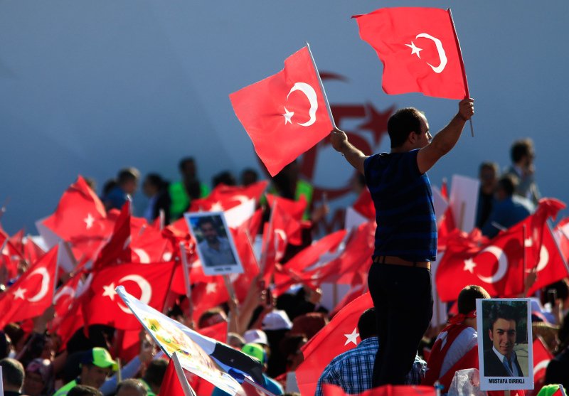 Εκατοντάδες χιλιάδες Τούρκοι στους δρόμους, υπέρ του Ερντογάν, στην πρώτη επέτειο από το αποτυχημένο πραξικόπημα [εικόνες] | iefimerida.gr 9