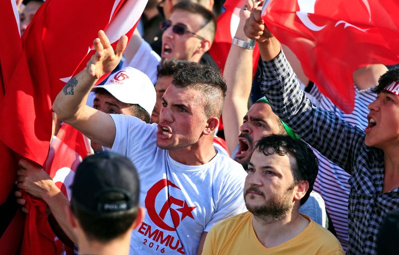Εκατοντάδες χιλιάδες Τούρκοι στους δρόμους, υπέρ του Ερντογάν, στην πρώτη επέτειο από το αποτυχημένο πραξικόπημα [εικόνες] | iefimerida.gr 10