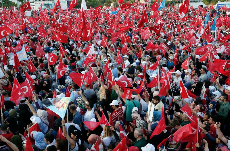 Εκατοντάδες χιλιάδες Τούρκοι στους δρόμους, υπέρ του Ερντογάν, στην πρώτη επέτειο από το αποτυχημένο πραξικόπημα [εικόνες] | iefimerida.gr 11