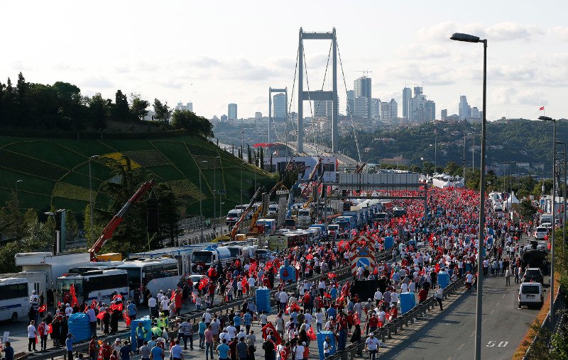 Εκατοντάδες χιλιάδες Τούρκοι στους δρόμους, υπέρ του Ερντογάν, στην πρώτη επέτειο από το αποτυχημένο πραξικόπημα [εικόνες] | iefimerida.gr 14
