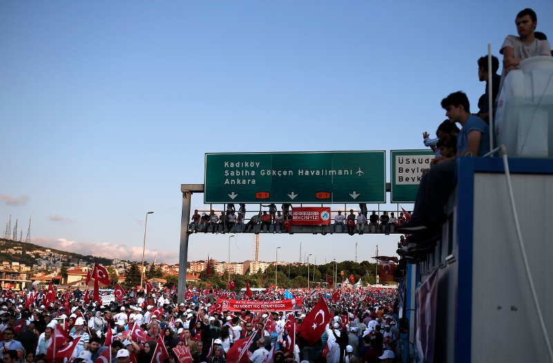 Εκατοντάδες χιλιάδες Τούρκοι στους δρόμους, υπέρ του Ερντογάν, στην πρώτη επέτειο από το αποτυχημένο πραξικόπημα [εικόνες] | iefimerida.gr 7