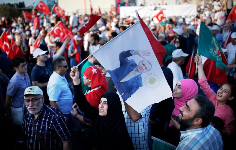 Εκατοντάδες χιλιάδες Τούρκοι στους δρόμους, υπέρ του Ερντογάν, στην πρώτη επέτειο από το αποτυχημένο πραξικόπημα [εικόνες] | iefimerida.gr 8