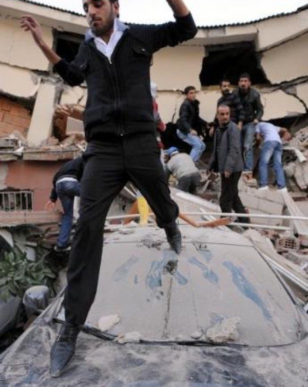 Εικόνες σοκ στα ερείπια που άφησε πίσω του ο εγκέλαδος [βίντεο+εικόνες] | iefimerida.gr 0