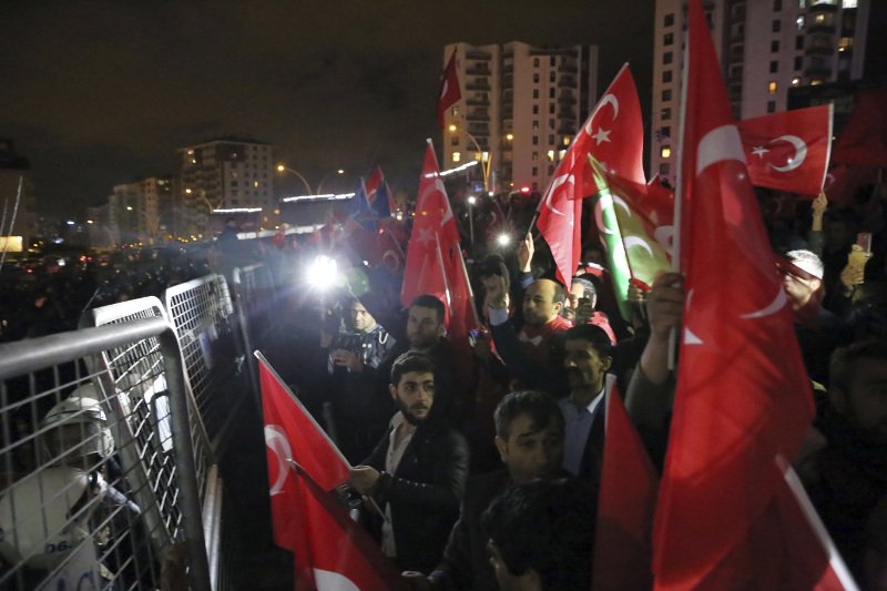 Κλιμάκωση της έντασης μεταξύ Ολλανδίας-Τουρκίας: Επεισόδια στο προξενείο, έδιωξαν υπουργό από τη χώρα [εικόνες] | iefimerida.gr 4