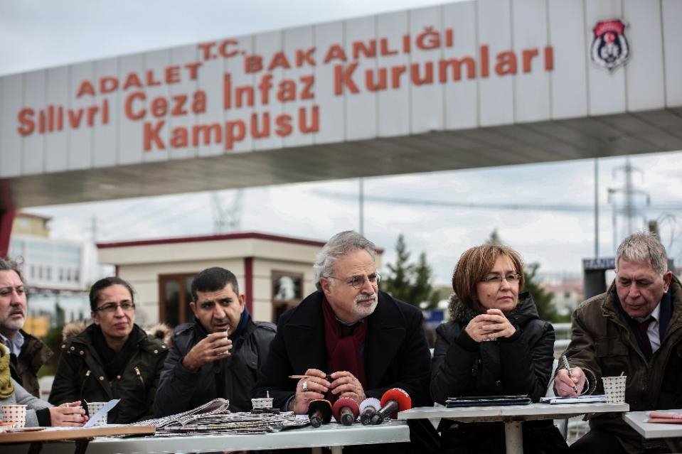 Φυλάκισαν δύο δημοσιογράφους της και η εφημερίδα έκανε έξω από τη φυλακή τη σύσκεψη συντακτικής ομάδας | iefimerida.gr 0
