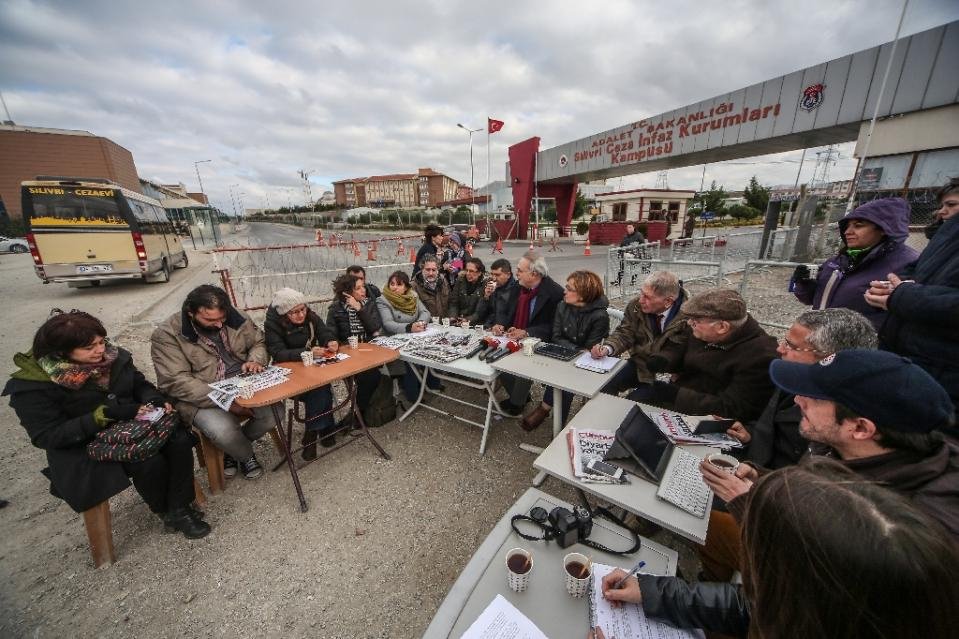 Φυλάκισαν δύο δημοσιογράφους της και η εφημερίδα έκανε έξω από τη φυλακή τη σύσκεψη συντακτικής ομάδας | iefimerida.gr 1