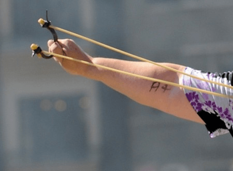 Η γιαγιά με τη σφεντόνα που επιτίθεται κατά αστυνομικών στην Τουρκία και έγινε σύμβολο της αντίστασης [εικόνες] | iefimerida.gr 1