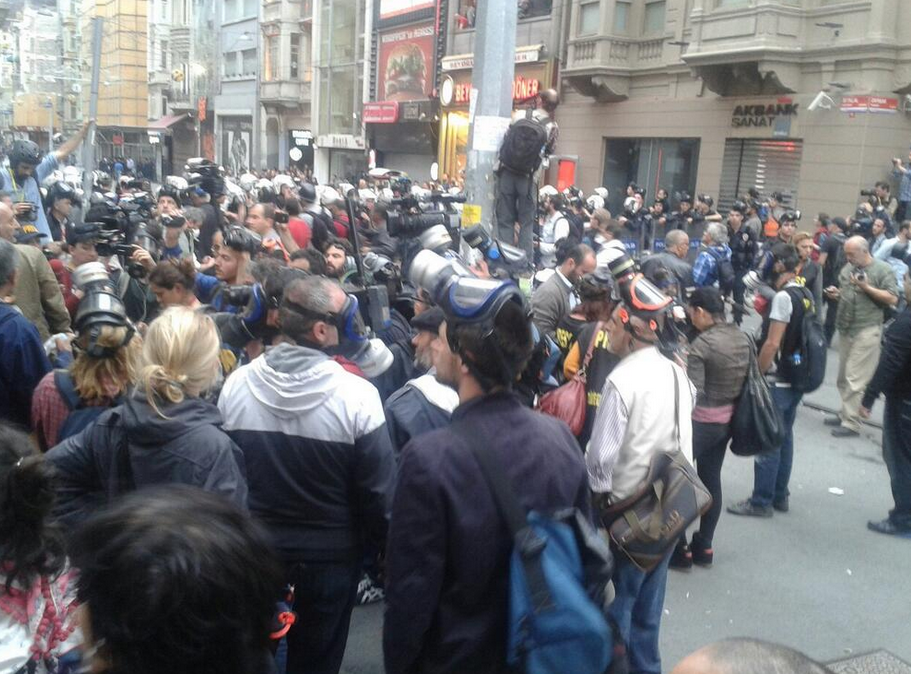 Στις φλόγες η πλατεία Ταξίμ -Δεκάδες τραυματίες σε συγκρούσεις με την Αστυνομία [εικόνες&βίντεο] | iefimerida.gr 3