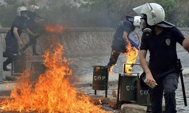 Εικόνες σοκ από την φλεγόμενη Τουρκία μετά την τραγωδία στο ορυχείο -Ο φυγαδευμένος Ερντογάν και τα σοβαρά επεισόδια [βίντεο] | iefimerida.gr 1