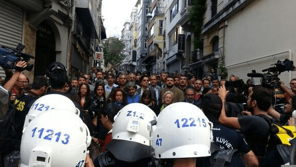 Στις φλόγες η πλατεία Ταξίμ -Δεκάδες τραυματίες σε συγκρούσεις με την Αστυνομία [εικόνες&βίντεο] | iefimerida.gr 5