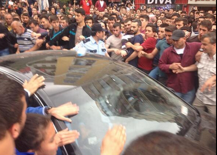 Εικόνες σοκ από την φλεγόμενη Τουρκία μετά την τραγωδία στο ορυχείο -Ο φυγαδευμένος Ερντογάν και τα σοβαρά επεισόδια [βίντεο] | iefimerida.gr 0