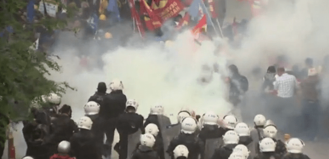 Εικόνες σοκ από την φλεγόμενη Τουρκία μετά την τραγωδία στο ορυχείο -Ο φυγαδευμένος Ερντογάν και τα σοβαρά επεισόδια [βίντεο] | iefimerida.gr 3