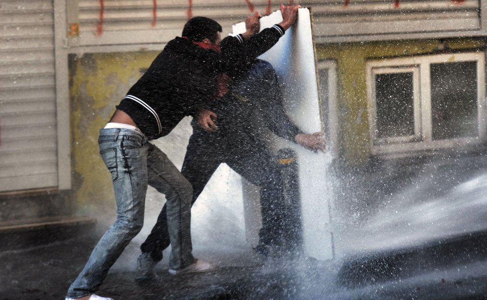 Αίμα και χάος ξανά στην Κωνσταντινούπολη -Νέες συγκρούσεις μετά το θάνατο και δεύτερου διαδηλωτή [εικόνες] | iefimerida.gr 1