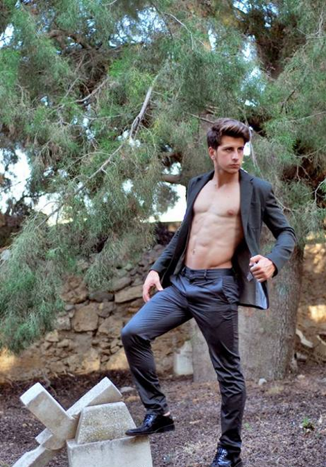 Νέα πρόκληση: Ημίγυμνα μοντέλα Τούρκοι ποζάρουν πάνω σε τάφους Ελληνοκυπρίων [εικόνες] | iefimerida.gr 1