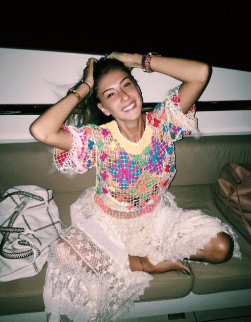 Η καλλονή σύντροφος του Τούρκου καναλάρχη ξεσάλωσε στη Μύκονο [εικόνες] | iefimerida.gr 0