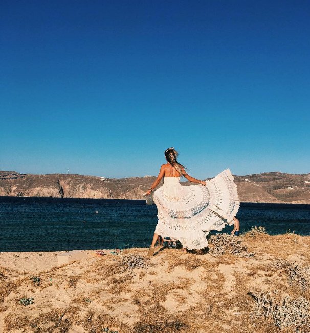 Η καλλονή σύντροφος του Τούρκου καναλάρχη ξεσάλωσε στη Μύκονο [εικόνες] | iefimerida.gr 1