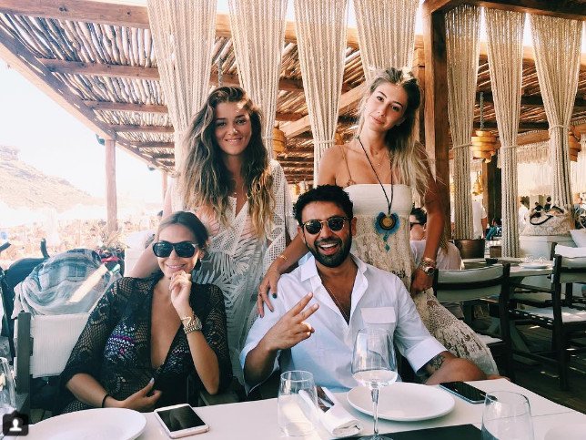 Η καλλονή σύντροφος του Τούρκου καναλάρχη ξεσάλωσε στη Μύκονο [εικόνες] | iefimerida.gr 2