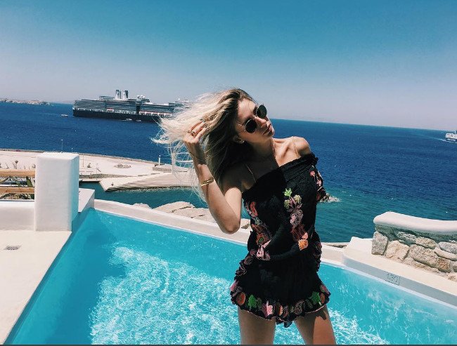 Η καλλονή σύντροφος του Τούρκου καναλάρχη ξεσάλωσε στη Μύκονο [εικόνες] | iefimerida.gr 4