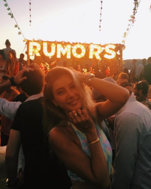 Η καλλονή σύντροφος του Τούρκου καναλάρχη ξεσάλωσε στη Μύκονο [εικόνες] | iefimerida.gr 6