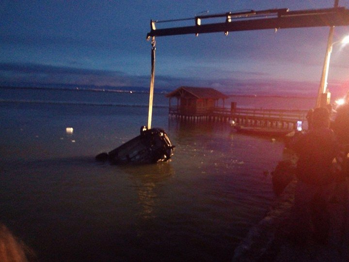 Μεσολόγγι: Αυτοκίνητο παρέσυρε ψαρά και έπεσε στη θάλασσα -Νεκρός ο οδηγός [εικόνα]  | iefimerida.gr 0