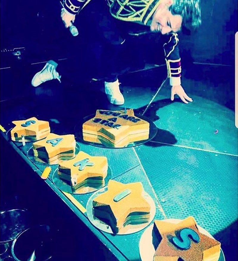 Οι τούρτες-έκπληξη στον Σάκη Ρουβά για τα γενέθλιά του -Τις έβαλαν πάνω στη σκηνή [εικόνα] | iefimerida.gr 0