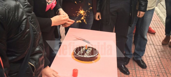 Εργαζόμενοι στα νοσοκομεία έσβησαν κεράκια στον Τσίπρα -«Να ζήσεις, Αλέξη, και χρόνια πολλά....» [εικόνες] | iefimerida.gr 0