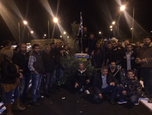 Αγρότες γιόρτασαν με τούρτα τον 1 μήνα στα μπλόκα, έκοψαν κομμάτι για Τσίπρα-Αποστόλου [εικόνες] | iefimerida.gr 0