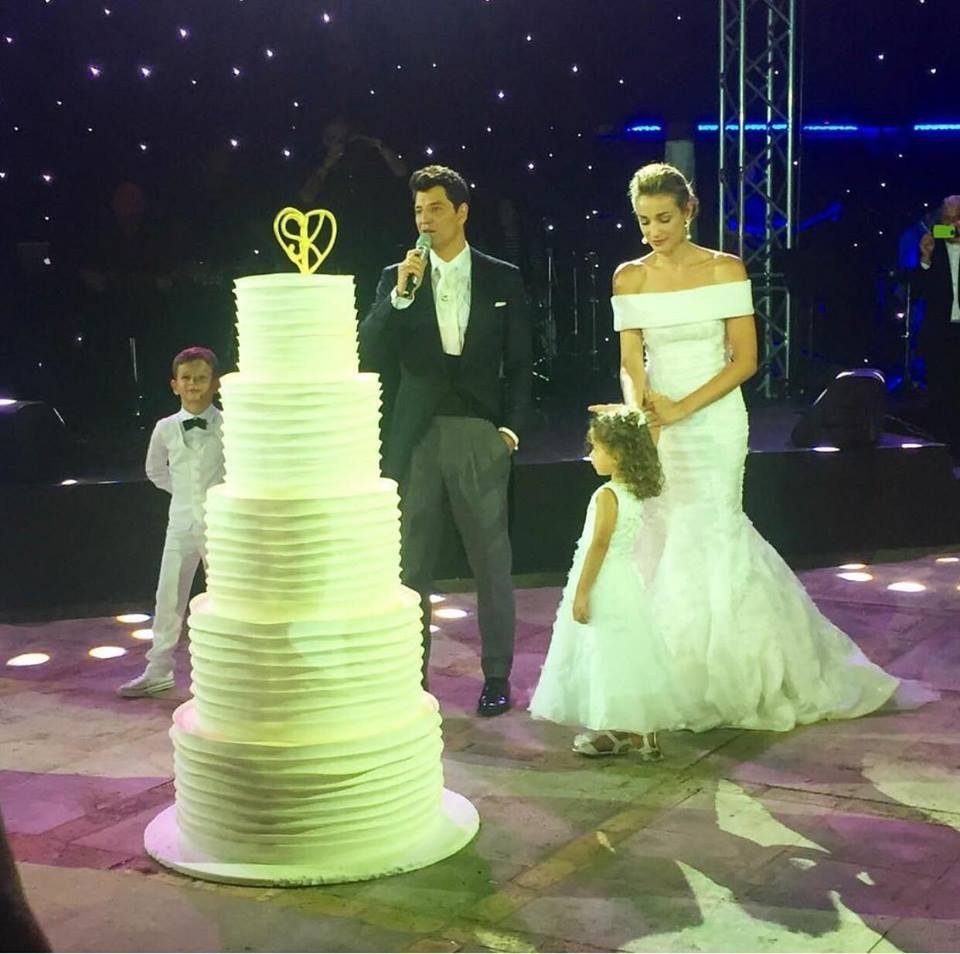 Η τούρτα-υπερπαραγωγή στον γάμο του Σάκη Ρουβά και της Κάτιας Ζυγούλη [εικόνες] | iefimerida.gr 1