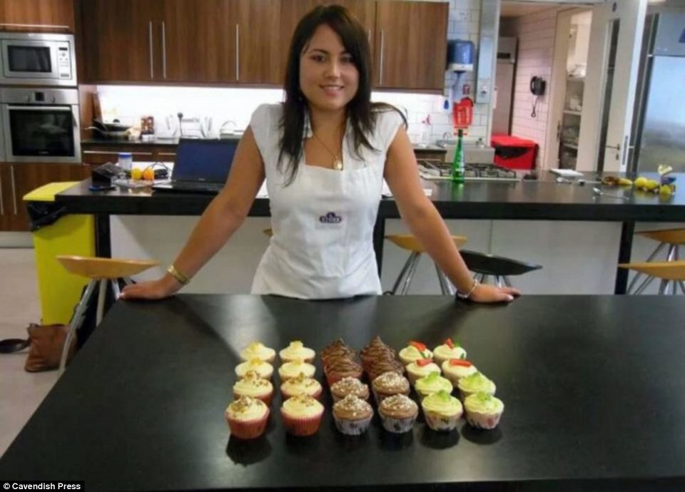 Η πιο γλυκιά συνταγή που την έκανε διάσημη -Αφιερώνει 50 ώρες για να κάνει μία τούρτα να μοιάζει  με παραμύθι [εικόνες] | iefimerida.gr 5