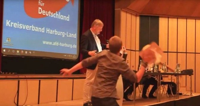 Πέταξαν τούρτα σε πρόεδρο γερμανικού κόμματος [εικόνα & βίντεο] | iefimerida.gr 0