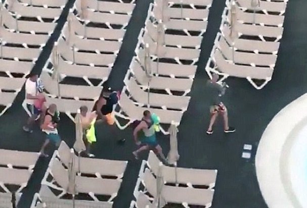 Ράλι για μία ξαπλώστρα -Τουρίστες ορμούν σε πισίνα ξενοδοχείου για να πιάσουν θέση [βίντεο] | iefimerida.gr 0