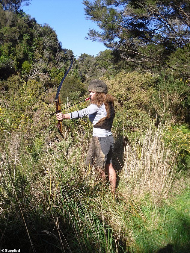 Νέα Ζηλανδία: Γυμνάστρια εγκατέλειψε τον πολιτισμό και ζει στην άγρια φύση -Λούζεται με ούρα [εικόνες] | iefimerida.gr 2