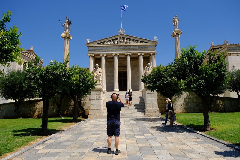 Ολη η Αθήνα δική τους -Οι τουρίστες λατρεύουν την «άδεια» από κόσμο πρωτεύουσα και δεν σταματούν τις βόλτες [εικόνες] | iefimerida.gr 8