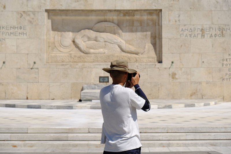 Ολη η Αθήνα δική τους -Οι τουρίστες λατρεύουν την «άδεια» από κόσμο πρωτεύουσα και δεν σταματούν τις βόλτες [εικόνες] | iefimerida.gr 9