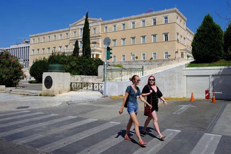 Ολη η Αθήνα δική τους -Οι τουρίστες λατρεύουν την «άδεια» από κόσμο πρωτεύουσα και δεν σταματούν τις βόλτες [εικόνες] | iefimerida.gr 10