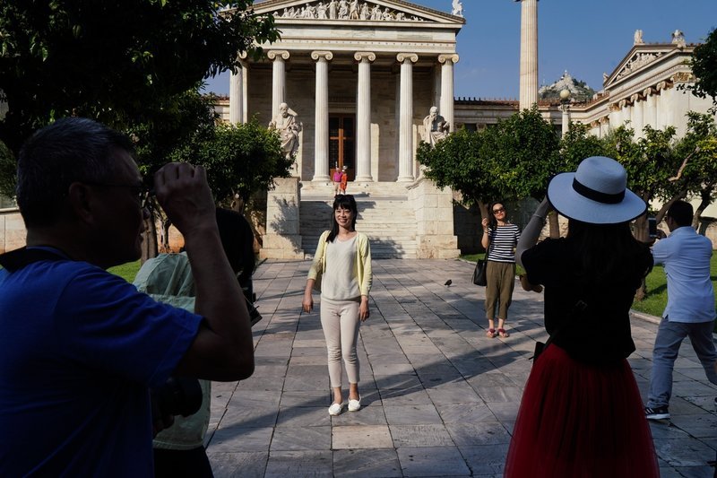 Απαραίτητο το καπέλο για βόλτες και φωτογραφίες στην Πανεπιστημίου