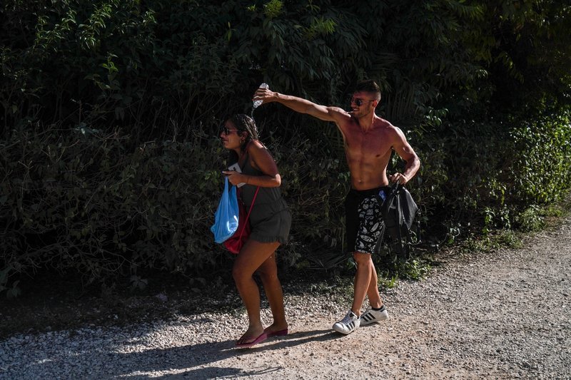 Ολη η Αθήνα δική τους -Οι τουρίστες λατρεύουν την «άδεια» από κόσμο πρωτεύουσα και δεν σταματούν τις βόλτες [εικόνες] | iefimerida.gr 13