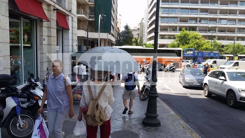 Η ζέστη ξάπλωσε τους τουρίστες στο Σύνταγμα και έστειλε κόσμο στις πλαζ [εικόνες] | iefimerida.gr 1
